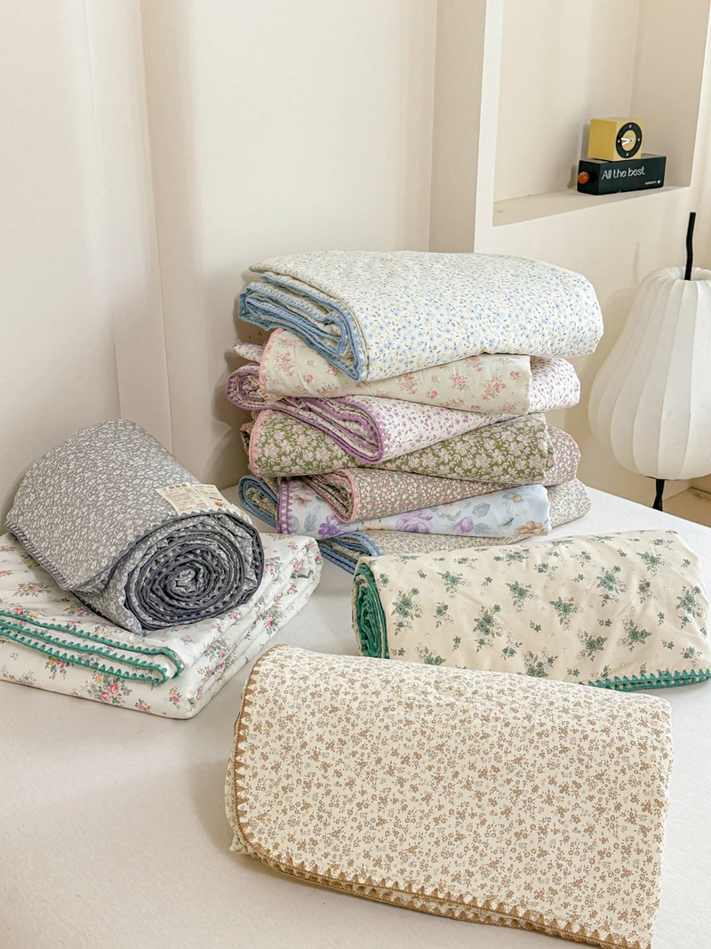 Floral Shell-Embroidered Crinkled Cotton Summer Quilt – Lightweight AC Blanket for Warm Nights