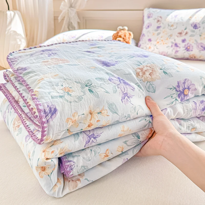 Floral Shell-Embroidered Crinkled Cotton Summer Quilt – Lightweight AC Blanket for Warm Nights