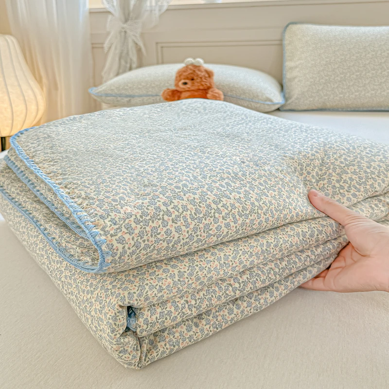 Floral Shell-Embroidered Crinkled Cotton Summer Quilt – Lightweight AC Blanket for Warm Nights