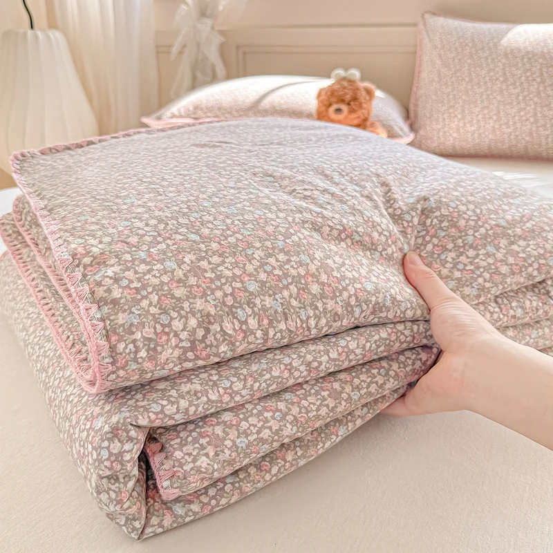 Floral Shell-Embroidered Crinkled Cotton Summer Quilt – Lightweight AC Blanket for Warm Nights