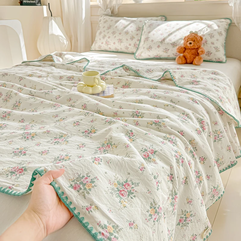 Floral Shell-Embroidered Crinkled Cotton Summer Quilt – Lightweight AC Blanket for Warm Nights