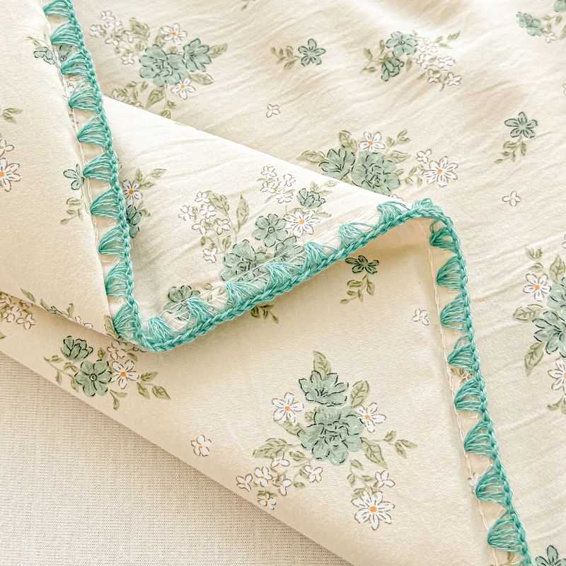 Floral Shell-Embroidered Crinkled Cotton Summer Quilt – Lightweight AC Blanket for Warm Nights