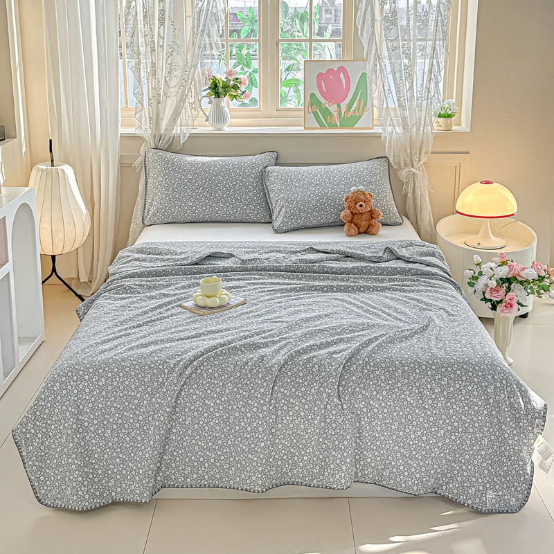 Floral Shell-Embroidered Crinkled Cotton Summer Quilt – Lightweight AC Blanket for Warm Nights